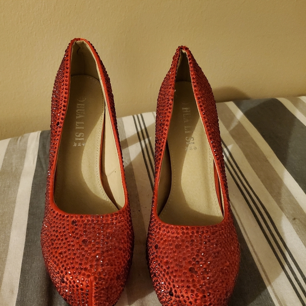 Red pump shoe